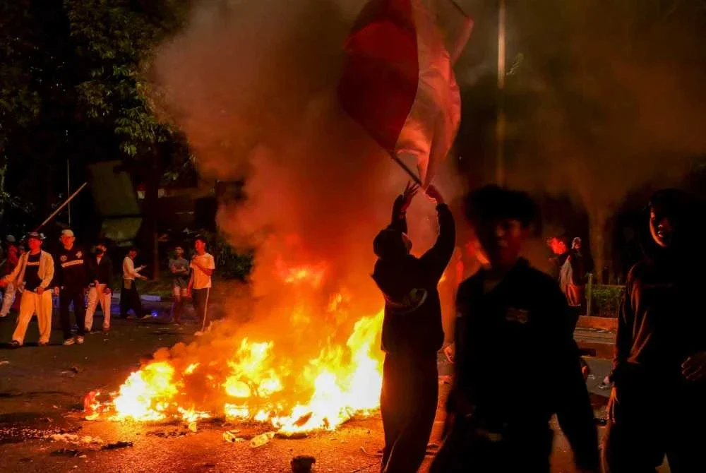 Protes antirasuah Indonesia bertukar ganas, penunjuk perasaan bertempur dengan polis Protes antirasuah Indonesia bertukar ganas, penunjuk perasaan bertempur dengan polis