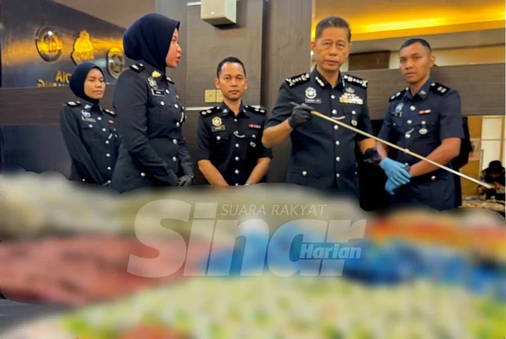Dennis (dua dari kanan) menunjukkan dadah yang dirampas. Foto SINARHARIAN/SYAJARATULHUDA MOHD ROSLI