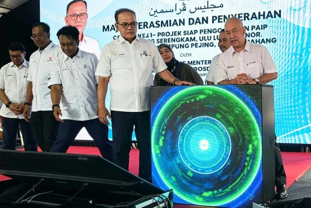 Wan Rosdy menyempurnakan gimik perasmian Majlis Penyerahan Projek Siap Daerah Maran di LRA Chenor di sini pada Jumaat.