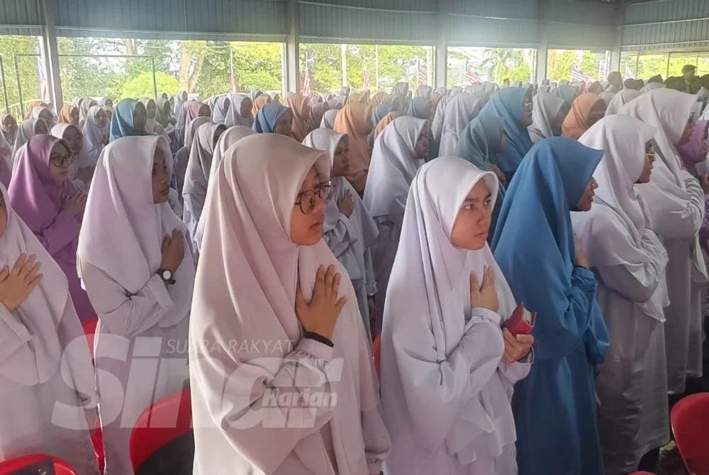 Pelajar membacakan ikrar al-Quran ketika program Pra Pelancaran Malaysia #QuranHour 2026 Peringkat Negeri Sembilan pada Jumaat.