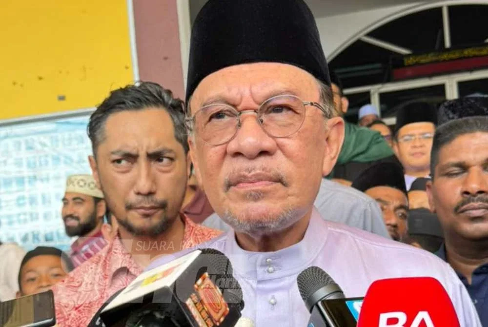 Anwar ketika ditemui di pekarangan Masjid Sembilang di sini pada Jumaat.