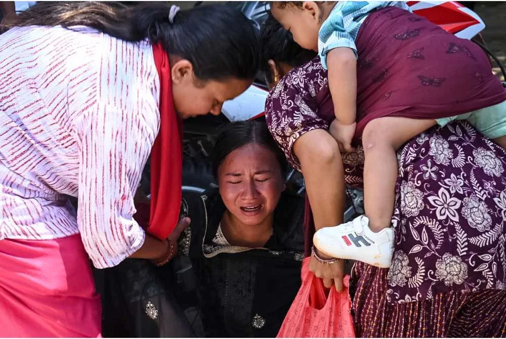 Seorang wanita tidak dapat menahan sebak ketika menunggu ketibaan saudara-maranya di sebuah kem tentera selepas diselamatkan dari kawasan yang terjejas akibat banjir kilat, di bandar Battar Bazar, daerah Nuwakot, Nepal. Foto AFP