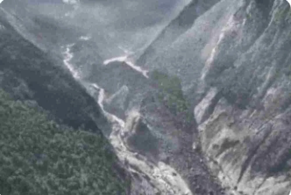 Tasik itu terbentuk di kawasan hulu, berhampiran lokasi yang dilanda banjir kilat dahsyat pada Rabu. Foto: NDTV