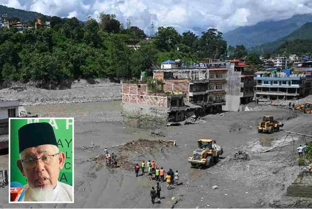 Sukarelawan menggunakan jentolak untuk membersihkan lumpur dan serpihan di sepanjang jalan susulan banjir kilat di Trishuli, daerah Nuwakot, Nepal. Foto AFP (Gambar kecil: Mohd Azmi)