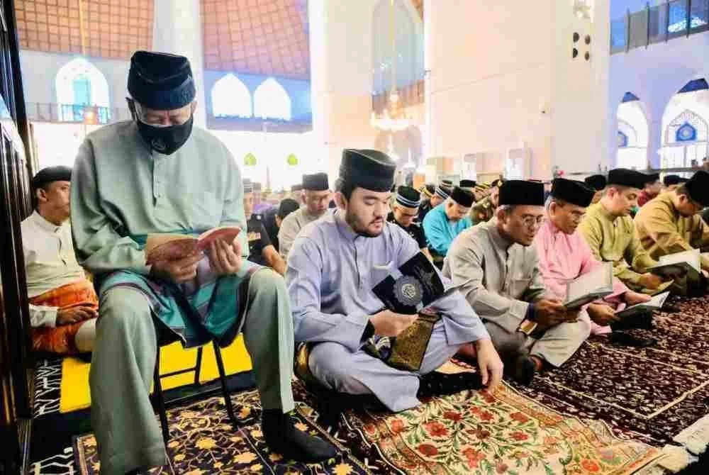 Sultan Selangor (kiri) berangkat ke Majlis Bacaan Yasin, Doa Selamat dan Tahlil sempena sambutan Hari Kemerdekaan ke-69 Peringkat Negeri Selangor di Masjid Sultan Salahuddin Abdul Aziz Shah di sini pada Jumaat.