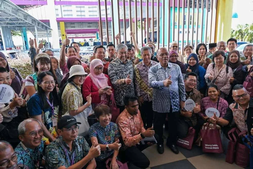 DR AHMAD ZAHID (tengah) bergambar bersama MFTG dari seluruh negara pada perasmian Hari Terbuka Masjid Kebangsaan 2026 di Bagan Datuk baru-baru ini.