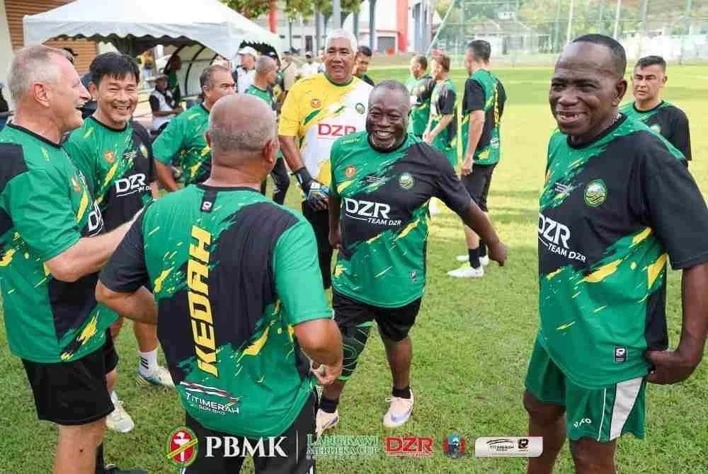 Teong Kim (dua kiri) bersama tiga bekas pemain import Kedah yang pernah menjulang Piala Malaysia pada tahun 1993. Foto Persatuan Bolasepak Melayu Kedah