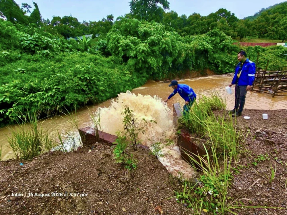 Pegawai JMG membuat pemeriksaan dan mengambil sampel air berhampiran salah satu kawasan perlombongan di daerah Hulu Perak