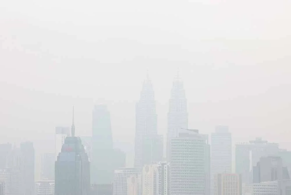 Pemandangan di Menara Berkembar Petronas kelihatan kabur berikutan jarak penglihatan terjejas akibat jerebu. - Bernama