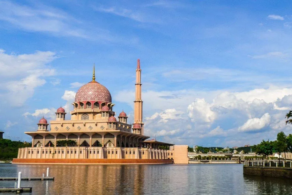 MASYARAKAT juga perlu memainkan peranan menyokong aktiviti yang diadakan pihak masjid. Foto Canva
