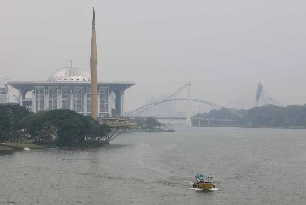 Pemandangan di sekitar Putrajaya kabur berikutan jarak penglihatan terjejas akibat jerebu. - Bernama
