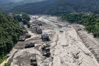 Nepal yang terletak di banjaran Himalaya yang semakin panas mempunyai ribuan glasier yang terus mencair, manakala lapisan permafrost yang membantu menstabilkan struktur gunung turut semakin berkurangan.