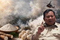 Prabowo (gambar kanan) merujuk konsep itu sebagai alternatif kepada kaedah pengeboman air menggunakan helikopter atau pesawat di kawasan yang terbakar.