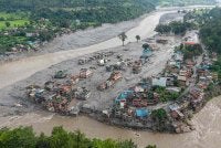 Pandangan udara menunjukkan rumah-rumah ditenggelami lumpur susulan banjir kilat di Devighat, Perbandaran Bidur di daerah Nuwakot, Nepal. Foto AFP