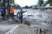 Pasukan penyelamat menyusur kawasan yang terjejas teruk untuk mencari lebih 1,300 orang yang dilaporkan hilang, sehari selepas banjir kilat dan tanah runtuh di sepanjang sempadan Nepal-Tibet. Foto AFP