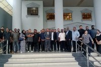 Suasana di pekarangan Kompleks Mahkamah Kuala Lumpur di sini mula dipenuhi beberapa individu yang dipercayai penyokong bekas Menteri Sumber Manusia, Datuk Seri M Saravanan pada Jumaat.