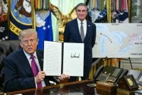 Trump bersama Setiausaha Dalam Negeri, Doug Burgum menunjukkan perintah eksekutif yang ditandatanganinya untuk menamakan semula Tasik Ontario sebagai Tasik Amerika di Pejabat Oval, Rumah Putih di Washington, DC, pada 27 Ogos 2026. Foto AFP
