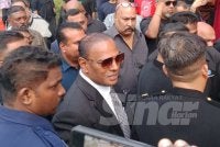 Ketibaan Ahli Parlimen Tapah tersebut diiringi beberapa pegawai SPRM sebelum disambut dengan laungan para penyokongnya.