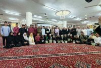 Tetamu bergambar kenangan bersama pelajar-pelajar Sekolah Tahfiz Al-Habbah.