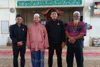 Khairul Anuar (dua dari kiri) bersama jemaah yang aktif mengimarahkan Masjid Al - Munir. Foto ihsan Masjid Al - Munir