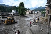 Bencana banjir yang melanda pagi Rabu itu telah meragut lebih 400 nyawa manakala lebih 800 lagi termasuk ratusan pelancong asing belum ditemui. Foto AFP