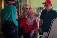 Zaiton (tengah) ketika melawat penerima bantuan di Kota Belud.