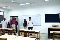 Kah Woh dan Nie Ching melawat bilik darjah sempena lawatan kerja rasmi ke Sekolah Kebangsaan Bandar Putra 2 pada Jumaat. Foto Bernama