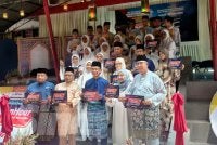 Zaifulbahri (tiga dari kiri) dan Ramadhawati memegang plakad Malaysia #QuranHour sebagai tanda sokongan kepada penganjuran program berkenaan.