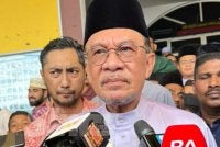 Anwar ketika ditemui di pekarangan Masjid Sembilang di sini pada Jumaat.