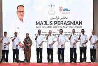 Wan Rosdy menyempurnakan gimik perasmian tapak projek PMU 500kV Kampung Awah di sini pada Jumaat.