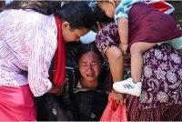 Seorang wanita tidak dapat menahan sebak ketika menunggu ketibaan saudara-maranya di sebuah kem tentera selepas diselamatkan dari kawasan yang terjejas akibat banjir kilat, di bandar Battar Bazar, daerah Nuwakot, Nepal. Foto AFP