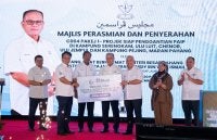 Menteri Besar Pahang, Datuk Seri Wan Rosdy Wan Ismail (empat, kiri) ketika menyempurnakan Majlis Perasmian dan Penyerahan Projek Penggantian Paip Maran, di Loji Rawatan Air Chenor, Pahang