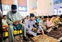 Sultan Selangor (kiri) berangkat ke Majlis Bacaan Yasin, Doa Selamat dan Tahlil sempena sambutan Hari Kemerdekaan ke-69 Peringkat Negeri Selangor di Masjid Sultan Salahuddin Abdul Aziz Shah di sini pada Jumaat.