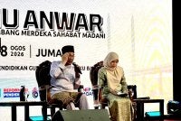 Anwar dan Fadhlina dalam Sesi Temu Anwar Sempena Ambang Merdeka Sahabat Madani di IPG Kampus Tuanku Bainun pada Jumaat.
