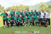 Skuad Kedah tahun 1993 yang baka menyertai Kejohanan Langkawi Merdeka Cup Nostalgia 1993 bertemu legenda Singapura di Stadium LADA pada malam Sabtu. Foto Persatuan Bolasepak Melayu Kedah 
