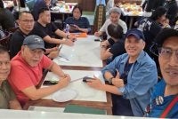 Mohd Fakhrul Munir (depan, kanan) merupakan antara rakyat Malaysia yang masih gagal dihubungi susulan bencana banjir kilat di Nepal.