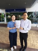 Bor Yang ( kanan) menunjukkan laporan polis yang dibuat di Ibu Pejabat Polis (IPD) Kulai. 