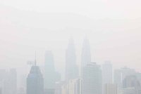  Pemandangan di Menara Berkembar Petronas kelihatan kabur berikutan jarak penglihatan terjejas akibat jerebu. - Bernama