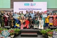 Amir Hamzah (tengah) bergambar pada Majlis Sambutan Hari Kebangsaan ke-69 menerusi kempen “Cerita Mereka, Jiwa Malaysia” di Wisma BSN, Kuala Lumpur hari ini. Foto: Bernama

