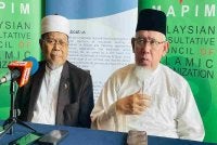 Mohd Azmi (kanan) pada sidang media Persidangan Masjid Serantau 2026, pada Jumaat.