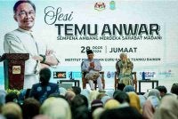 Anwar hadir pada Program Sesi Temu Anwar sempena Ambang Merdeka Sahabat MADANI di Institut Pendidikan Guru Kampus Tuanku Bainun, pada Jumaat. Foto Bernama