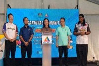 Nie Ching (tengah) merasmikan Karnival Komuniti Kempen Internet Selamat di Hutan Bandar Putra, Kulai.