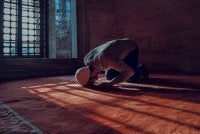 SOLAT Isyak juga afdal dilakukan pada waktu tengah malam. Foto Canva