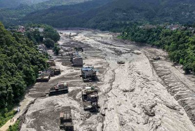Nepal yang terletak di banjaran Himalaya yang semakin panas mempunyai ribuan glasier yang terus mencair, manakala lapisan permafrost yang membantu menstabilkan struktur gunung turut semakin berkurangan.
