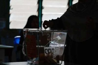 Mazlan berkata, pengundi hari ini semakin sukar dipengaruhi hanya melalui sentimen, warna parti atau slogan penyatuan politik. Foto hiasan
