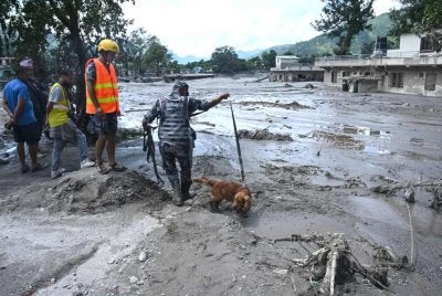 Pasukan penyelamat menyusur kawasan yang terjejas teruk untuk mencari lebih 1,300 orang yang dilaporkan hilang, sehari selepas banjir kilat dan tanah runtuh di sepanjang sempadan Nepal-Tibet. Foto AFP
