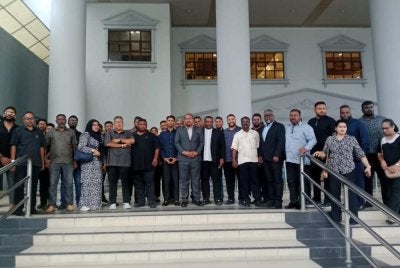 Suasana di pekarangan Kompleks Mahkamah Kuala Lumpur di sini mula dipenuhi beberapa individu yang dipercayai penyokong bekas Menteri Sumber Manusia, Datuk Seri M Saravanan pada Jumaat.