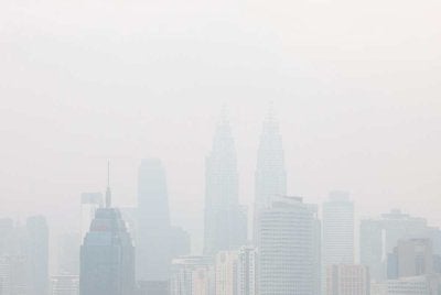 Pemandangan di Menara Berkembar Petronas kelihatan kabur berikutan jarak penglihatan terjejas akibat jerebu pada Rabu lepas. Foto Bernama