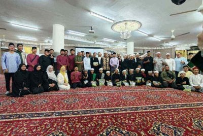 Tetamu bergambar kenangan bersama pelajar-pelajar Sekolah Tahfiz Al-Habbah.