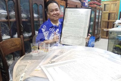 Cikgu Jamal menunjukkan salinan Pemasyhuran Kemerdekaan yang menjadi antara koleksi paling berharga dalam simpanannya.